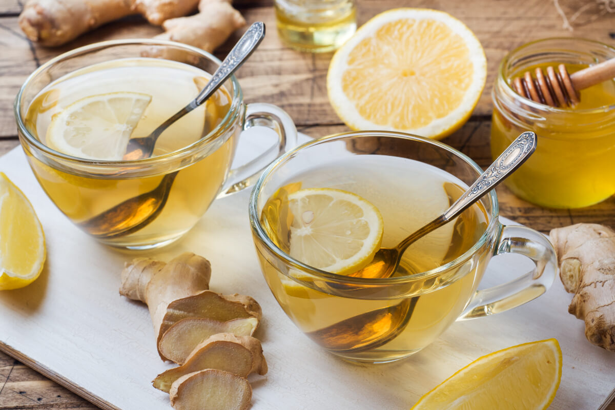 Šálka bylinkového čaju s medom a citrónom na podporu imunity