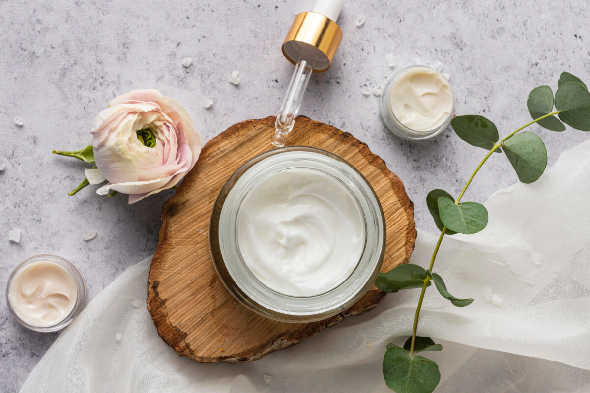 Dermokozmetika na dennú starostlivosť o pleť.