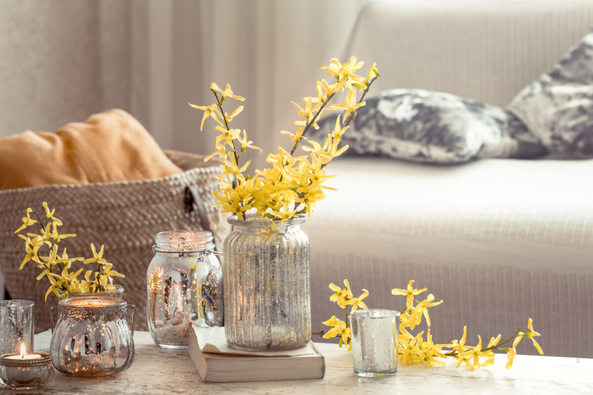 Jarný interiér so sviečkami a dekoračnými vankúšmi