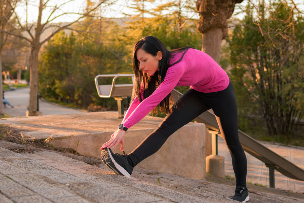 Žena sa naťahuje pred cvičením