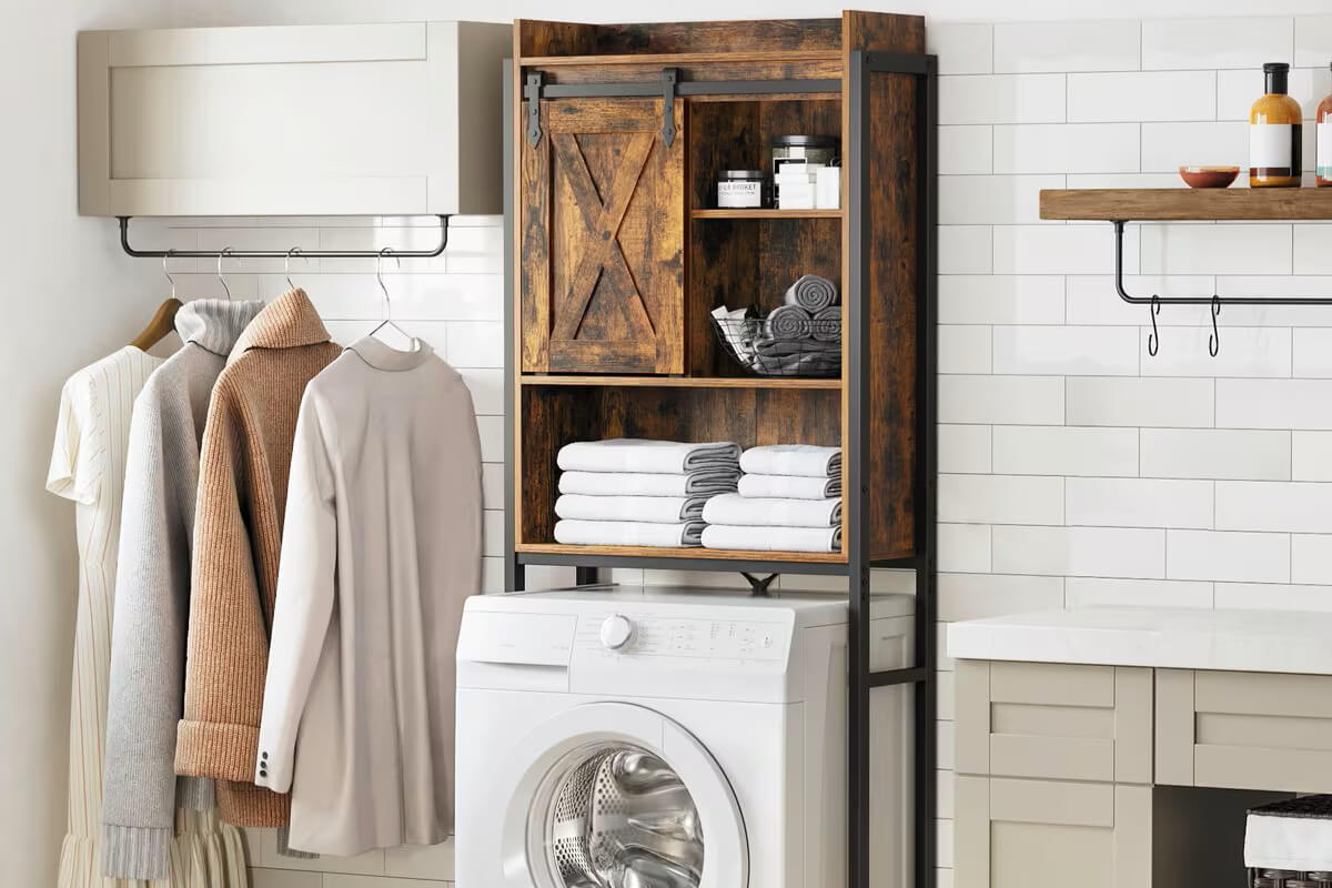 Maximálne využitie priestoru v malom byte s policami po strop