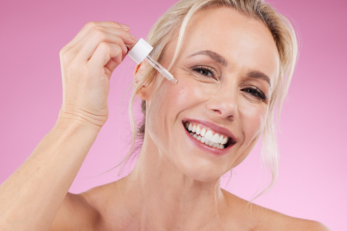 Nanášanie výživného séra okolo očí