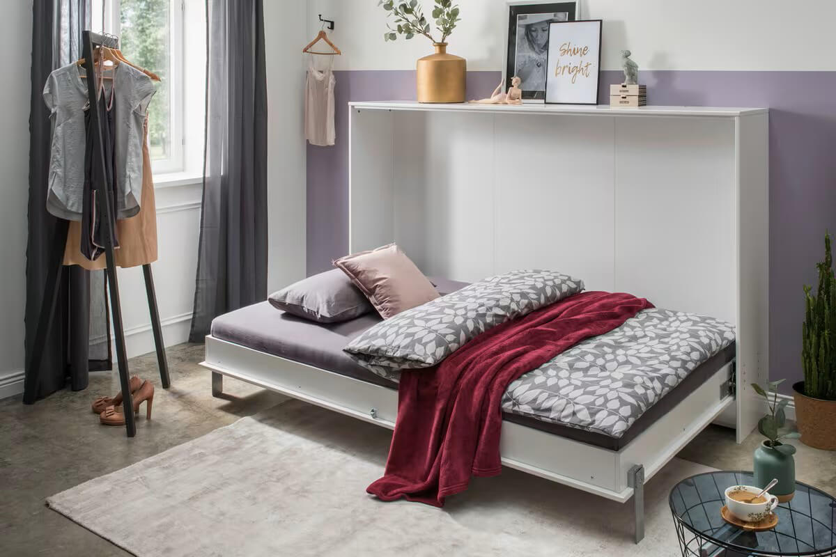 Sklápacia posteľ s úložným priestorom v malom byte